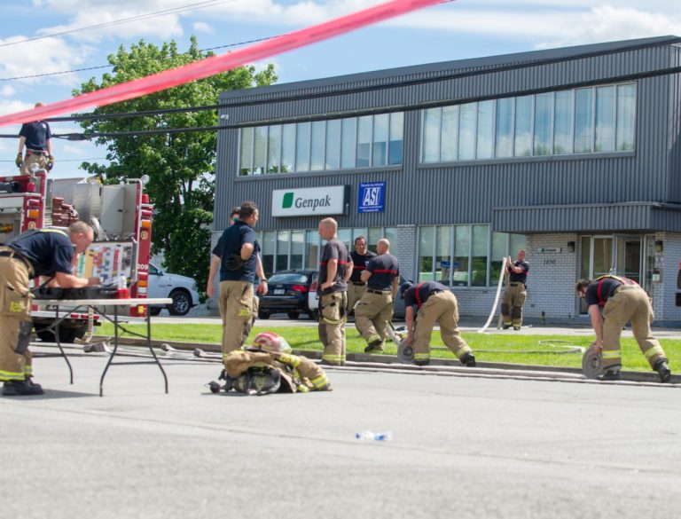 Incendie vite maîtrisé à l’usine Genpak Lp On a évité le pire lors de cet incendie dans une usine du quartier industriel Centre, à Chomedey. (Photo TC Media - Vincent Graton)