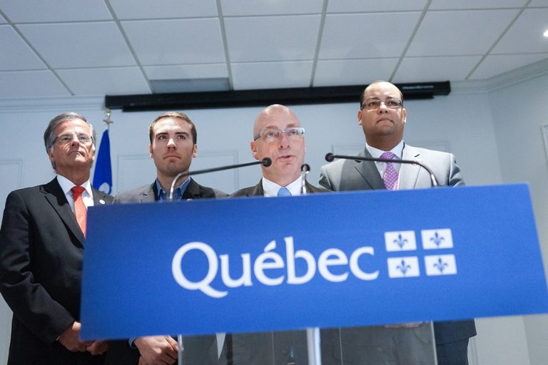 Le milieu des affaires sondé par le ministre délégué aux PME Ministre délégué aux Petites et Moyennes Entreprises, à l’Allègement réglementaire et au Développement économique régional, Jean-Denis Girard est ici accompagné des députés libéraux lavallois Guy Ouellette, Jean Habel et Saul Polo.