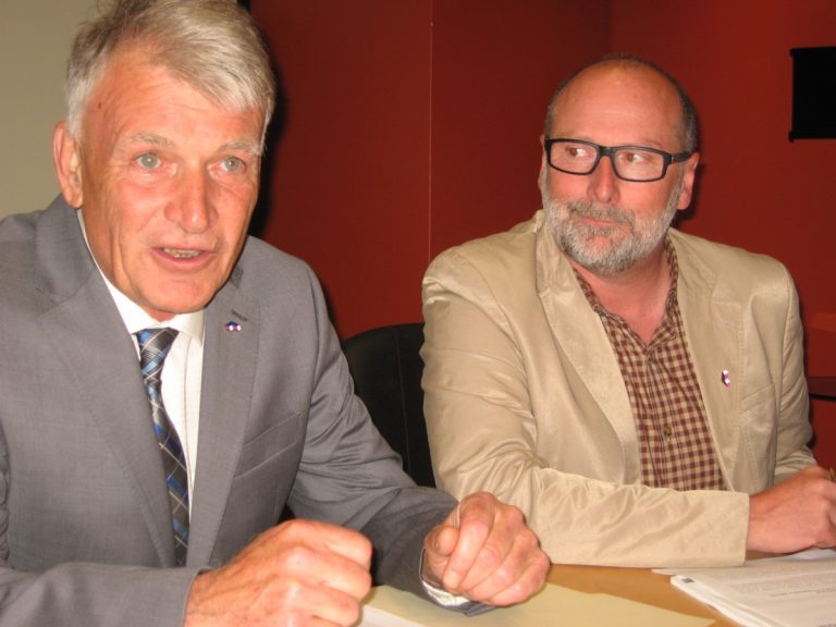 Michel Trottier joint les rangs d’Action Laval Le chef d'Action Laval, Jean-Claude Gobé, flanqué de son nouveau conseiller dans Fabreville, Michel Trottier.