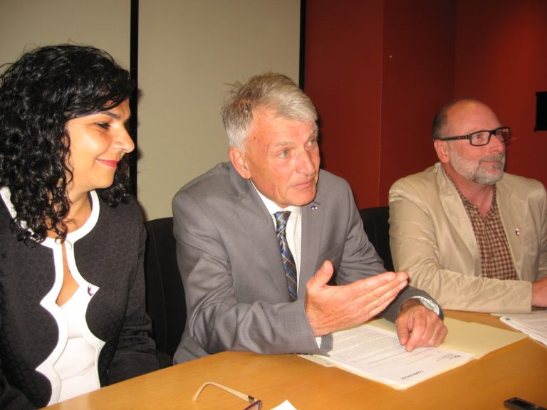 Le chef d'Action Laval, Jean-Claude Gobé, entouré d'Aglaïa Revelakis, élue dans Chomedey et fraîchement nommée conseillère désignée du Parti, et de Michel Trottier, son nouveau conseiller dans Fabreville.