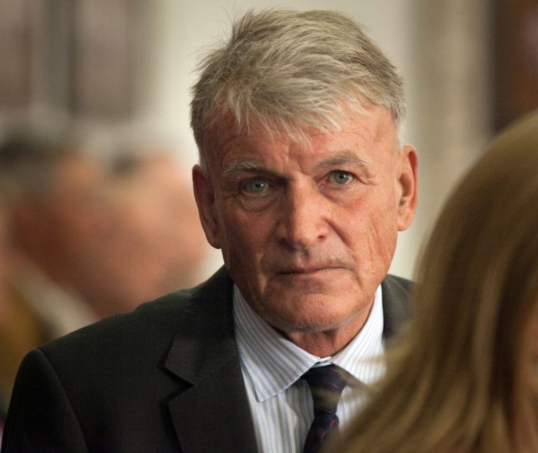 Laval en voie de devenir la capitale des nids-de-poule, selon l’opposition Chef de l'opposition officielle, Jean-Claude Gobé avait des reproches à formuler au comité exécutif présidé par le maire Demers.