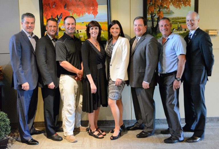 Sur la photo, on reconnaît les patrons d'honneur du tournoi, soit Bernard Labelle, président de la Fondation; Yves Carignan, directeur des affaires étudiantes et des relations avec la communauté; Yves Latour, président de Sportmax; Anne Lebrun, gérante de district du Groupe Compass, division Québec; Julie Roy, présidente et chef de la direction, Les Services Ménagers Roy; Sylvain Courcelles, directeur de la Caisse des Grands boulevards de Laval; Denis Caissy président-directeur général du Groupe Récrégestion et Hervé Pilon, directeur général du Collège Montmorency. Absent de la photo: Bob Luxenberg, propriétaire des Résidences étudiantes Montmorency.
