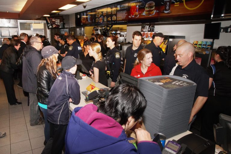 C'est dans une ambiance festive et joyeuse que les policiers ont participé à cette campagne de bienfaisance. (Photo TC Media - Mario Beauregard)