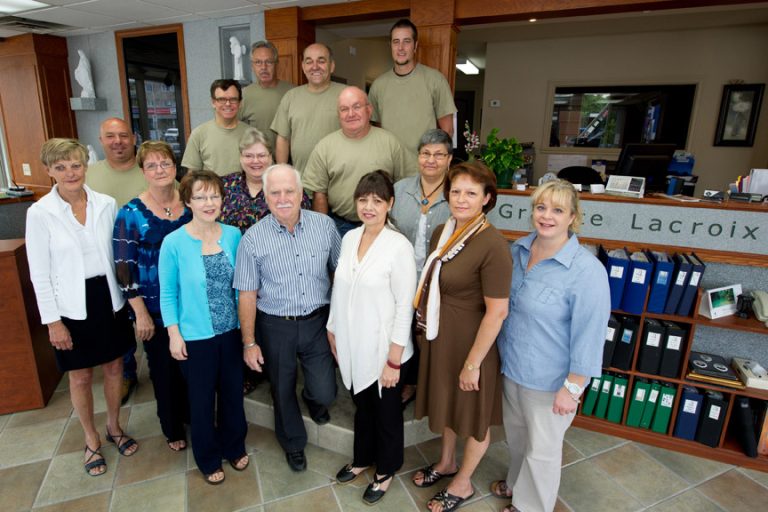 L’entreprise Granite Lacroix a 60 ans! M. Lacroix (première rangée au centre), entouré de son équipe.