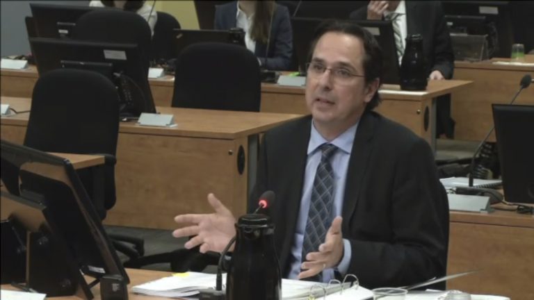 Des mesures pour faire obstacle à la collusion et la corruption Directeur du Service du contentieux à la Ville de Laval, Me Patrice Guay témoignait devant la commission Charbonneau, le 12 novembre.