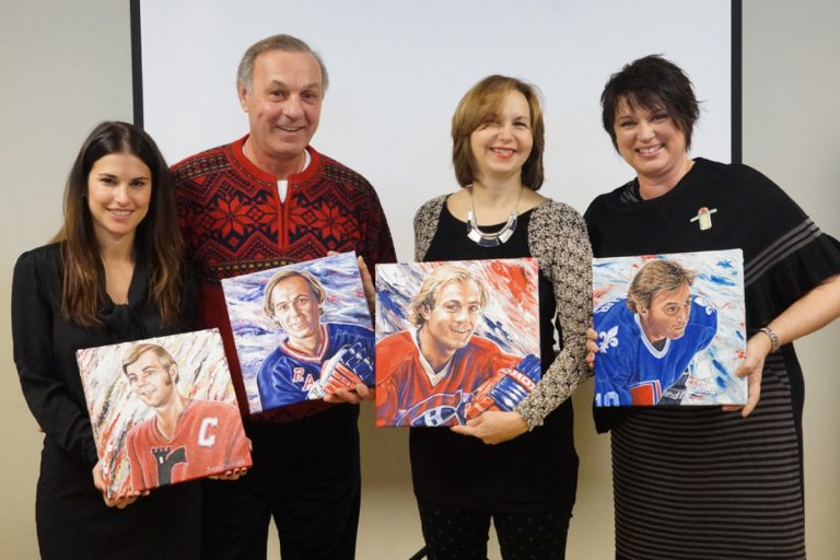 Des rondelles aux traits de Guy Lafleur pour la santé mentale des enfants Mélissa Lessard, porte-parole de Couche-Tard, Guy Lafleur, porte-parole de la Fondation les petits trésors, Jocelyne Bouchard, artiste-peintre, Sylvie Lauzon, directrice générale de la Fondation. (Photo TC Media - Mario Beauregard)