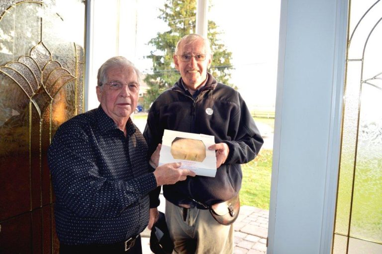 Dernières livraisons pour le boulanger Guy Lefebvre Une des dernières livraisons du boulanger Guy Lefebvre à un de ses fidèles clients, Roger Fortier, d’un authentique pâté au poulet de Marie-Blanche Bourgoin.