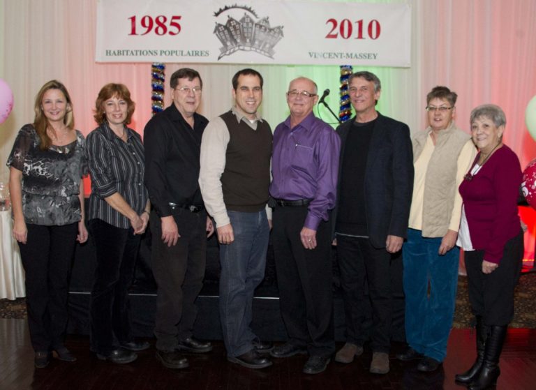 Gina Bergeron, Sylvie Séguin, Marcel Nadon, Martin Métivier, Pierre Aubé, Jean-Pierre Fortin, Nicole Paquette et Pierrette Brisson figuraient parmi les invités au souper célébrant les 25 ans des Habitations Populaires Vincent-Massey. (Photo: Alarie Photos)