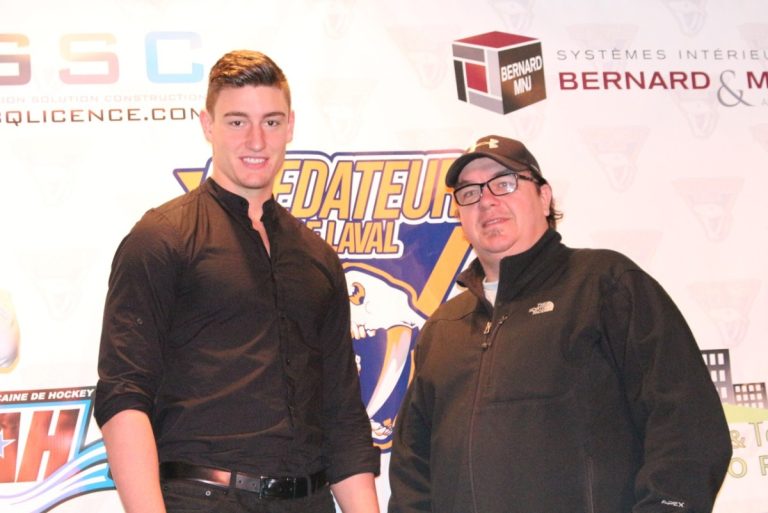 Mathieu Corbeil se plaît avec les Prédateurs Mathieu Corbeil-Thériault pose en compagnie de Lucien Paquette, directeur général des Prédateurs.