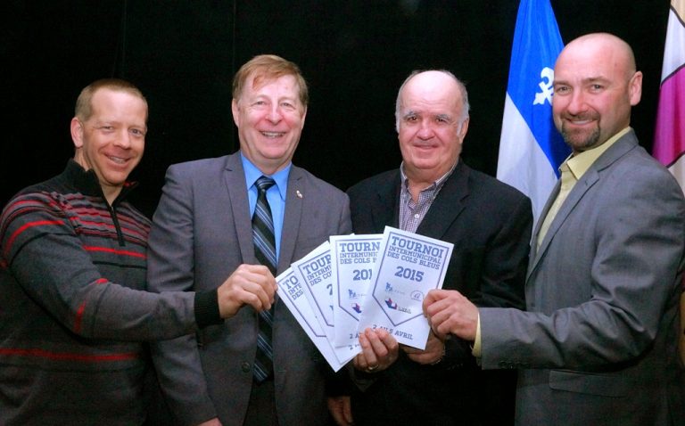 Laval accueille le Tournoi de hockey des travaux publics Martin Letarte, président de l’ATPA, chapitre du Québec, Marc Demers, maire de Laval, Pierre Creamer, président d’honneur du tournoi, et Luc Fugère, président du comité organisateur du tournoi.