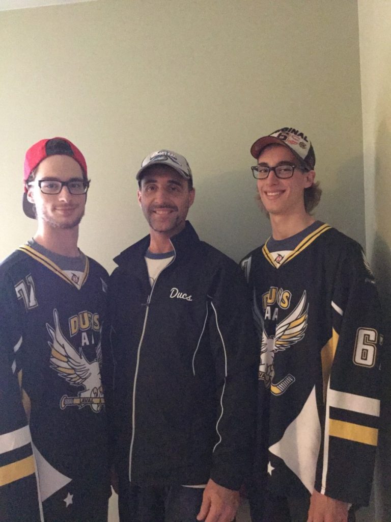 La formation junior AA des Ducs lorgne les provinciaux Pierre Wilsey, entraîneur des Ducs de Delta junior AA, est entouré de ses fils Samuel et Mikael.