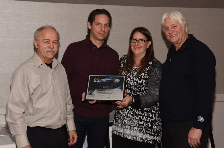 Michel Demers et Claude Alarie, de Hockey Laval, ont remis une plaque commémorant le 25e anniversaire du Tournoi provincial bantam de Laval à Marie-Josée Hébert (responsable du tournoi) et Jimmy Colatosti (président) de l'Association sportive Monteuil.