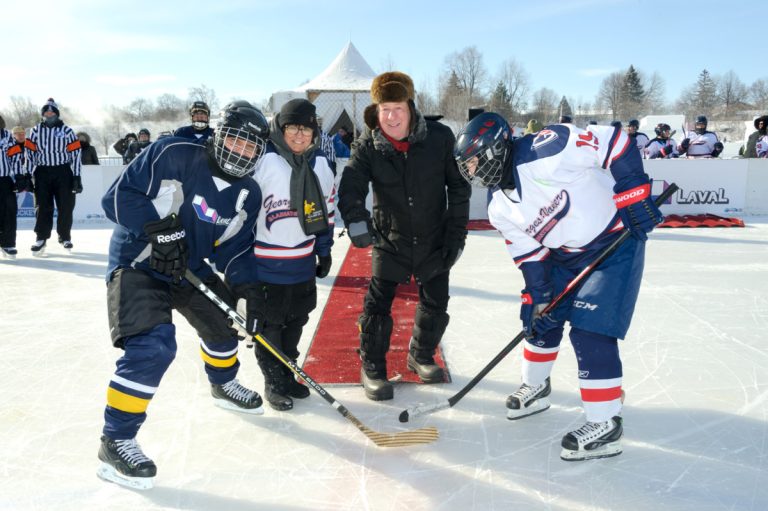 Les élus soulignent les Journées de la persévérance scolaire Le maire Marc Demers a procédé à la mise au jeu officielle en compagnie des capitaines d'Équipe Laval et des Gladiateurs de l'école Georges-Vanier.
