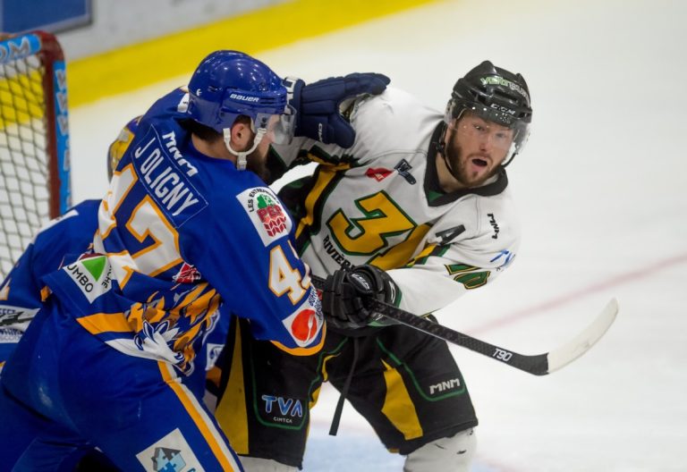 Jonathan Oligny surveille de près un attaquant du 3L de Rivière-du-Loup.
