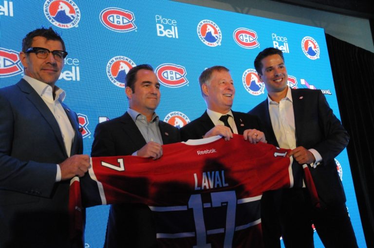 Marc Bergevin, directeur-général du Canadien, Geoff Molson, président du CH, le maire Marc Demers et Vincent Lucier, président de la Place Bell, lors de l'annonce de la venue du club-école du Canadien.