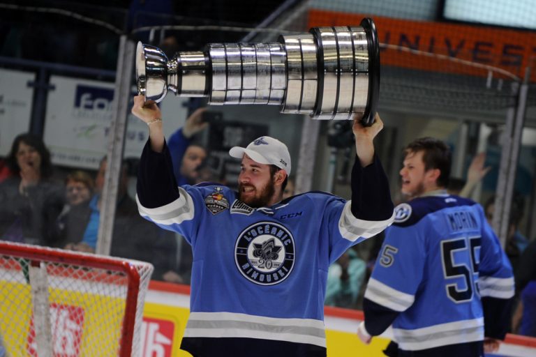 Frédérik Gauthier un des artisans de la coupe du Président Frédérik Gauthier soulève la coupe du Président.