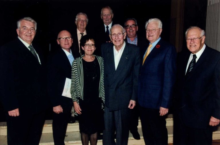 L'ex-maire Claude Ulysse Lefebvre pose en présence d'administrateurs de Patrimoine Laval, à savoir les ex-conseillers du PRO des Lavallois Richard Lagrois, Guy Cyr, André Brodeur, Jean-Jacques Lapierre et Jean-Jacques Beldié de même que Michèle Gagné, Serge Lord et Jean-Guy Lagacé.