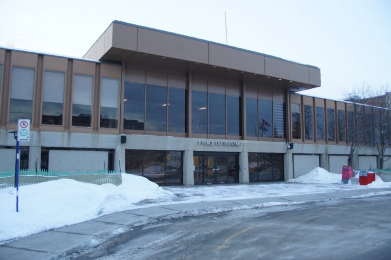 La Ville ferme tous ses bâtiments