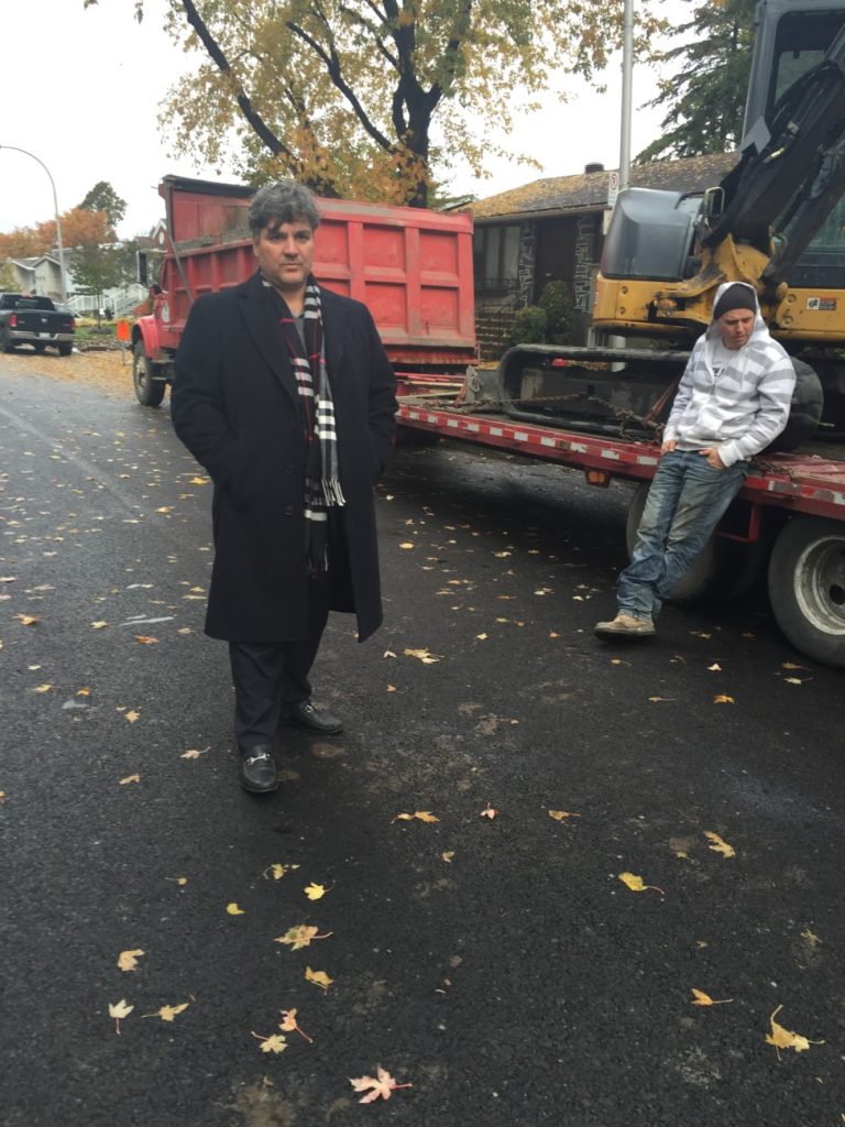 Le député élu Angelo Iacono a tenté en vain de convaincre l'entrepreneur de suspendre ses travaux d'installation de boîtes postales communautaires sur la rue Fernand-Séguin, le 29 octobre dernier.