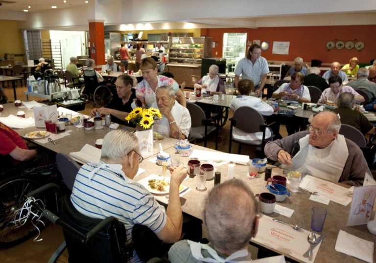 CHSLD, d’unité de soins à unité de vie Depuis la mise en place de l'approche, les résidents sont aussi libres de choisir l'endroit de leur repas, dans la cafétéria ou dans leur chambre. (Photo: Alarie Photos)
