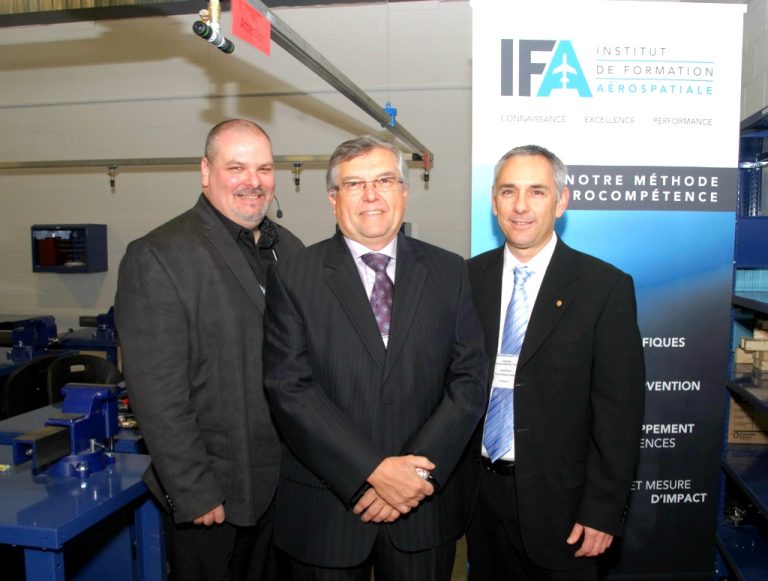 Dans l'ordre habituel, on reconnaît le directeur de l'Institut de formation aérospatiale (IFA), Stéphane Arsenault, le directeur apprentissage organisationnel chez Bombardier Aéronautique, Denis Bellemare, et le directeur organisation du travail et formation chez Pratt & Withney et président du conseil d'administration de l'IFA, Claude Picard.