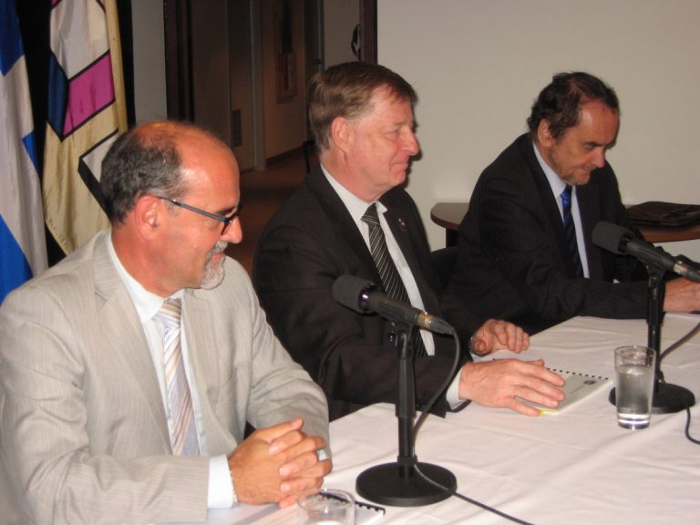 Un grand ménage s’impose dans les sociétés paramunicipales Le maire de Laval, Marc Demers, entouré du directeur général de la Ville, Serge Lamontagne, et du président l’Institut sur la gouvernance d’organisations privées et publiques (IGOPP), Michel Nadeau.