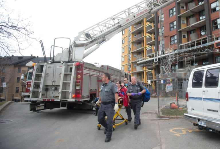 Deux travailleurs incommodés par un feu de cuisinière Les personnes ayant été affectées par la fumée ont été prises en charge par Urgences-santé. (Photo TC Media - Vincent Graton)