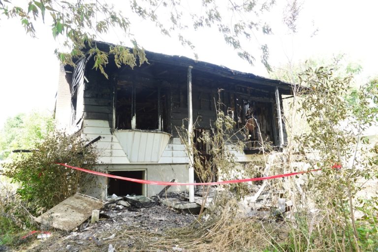 Cette résidence abandonnée de la rue du Canada a été la proie des flammes mardi, en début de nuit.