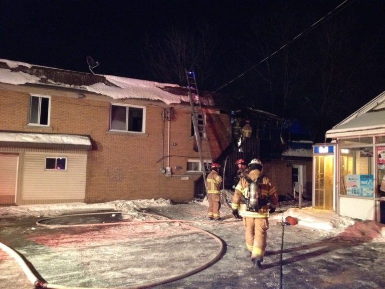 Incendie vite maîtrisé boulevard Saint-Rose Bien que la cause de cet incendie soit toujours sous enquête, on suspecte un article de fumeur d'en être l'origine. (Photo gracieuseté)
