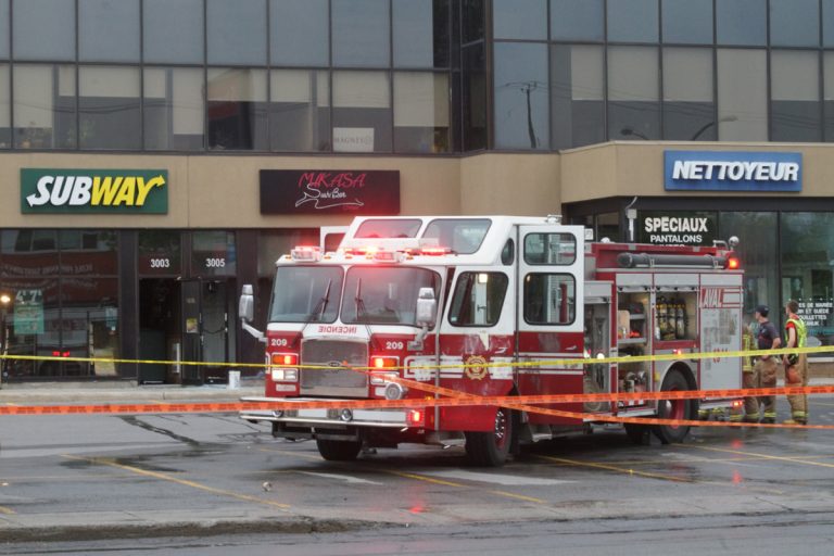Immeuble commercial incendié dans Duvernay Les restaurants Subway et Mikasa Sushi Bar sont les commerces les plus touchés par l'incendie sur Concorde Est. (Photo TC Media - Mario Beauregard)