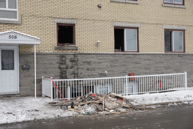 L'homme de 60 ans, victime d'un incendie sur le boulevard de la Concorde (notre photo), s'en est mieux tiré qu'une citoyenne de l'avenue du Havre-des-îles, dont l'état est toujours jugé critique. (Photo TC Media – Mario Beauregard) 