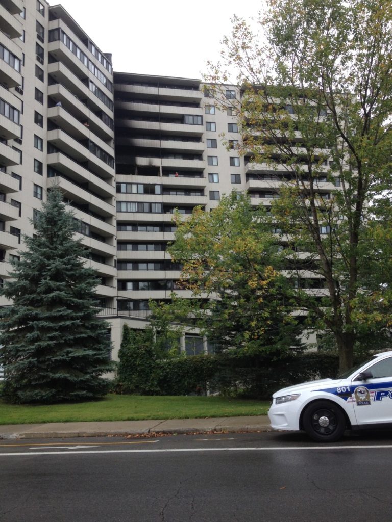 Évacuation importante sur l’île du Tremblay L'incendie a provoqué l'évacuation complète des 355 condominiums de l'immeuble situé au 2555, avenue du Havre-des-îles.(Photo gracieuseté)>