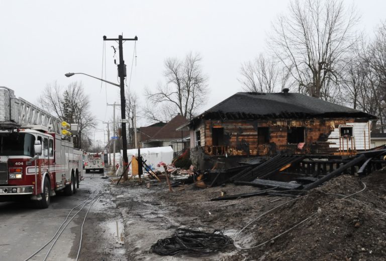 Incendie important à Laval-Ouest Le bâtiment, situé au 3475, 21e Avenue, est une perte totale. La maison adjacente a elle aussi été endommagée. (Photo: Vincent Graton)
