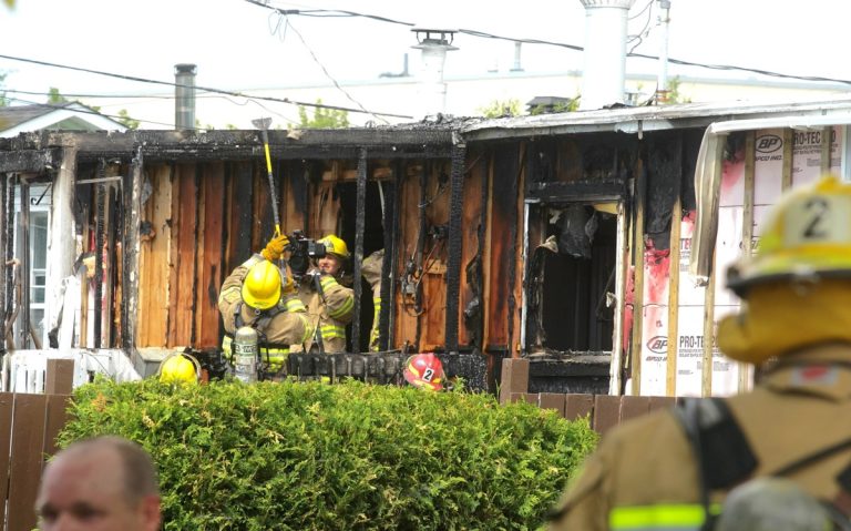 Une maison mobile passe au feu Les pompiers ont vite été rassurés sur le débit d'eau nécessaire pour contrôler cet incendie. (Photo TC Media - Mario Beauregard)