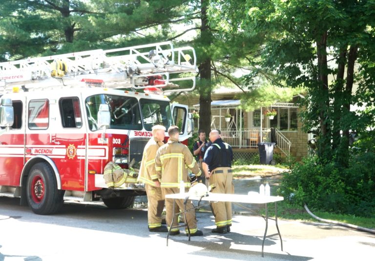 Violent incendie sur la rue Duceppe, aujourd'hui, en après-midi. (Photo TC Media - Mario Beauregard) 