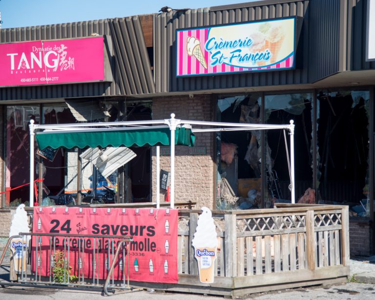 Incendie suspect dans une crémerie de Saint-François Les pompiers ont maîtrisé l'incendie de la crémerie en une demi-heure. La thèse du cocktail Molotov sera étudiée par les policiers.