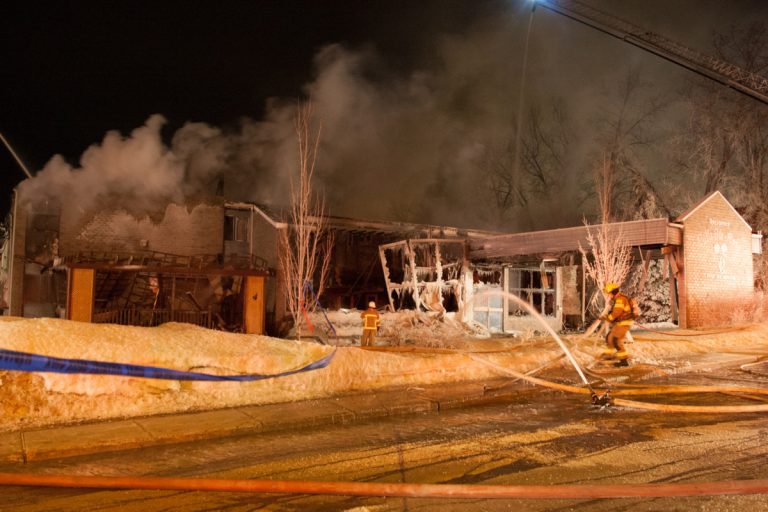 Malgré l’ampleur des dégâts, l’incendie n’a fait aucun blessé.