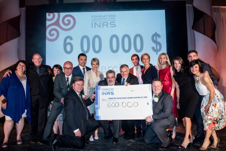 Dans l'ordre habituel, on reconnaît les membres du comité organisateur de la 22e Fête champêtre: Louise Savard (INRS), Patrick Colin (PCC), Louise Brousseau (RBC Banque Royale), Philippe-Edwin Bélanger (INRS), Sébastien Beauchamp (Valeant Canada), Chantal Germain (LEO Pharma), Clément Joly (Fondation universitaire Armand-Frappier INRS), Benoît Hébert (Pediapharm), Daniel Coderre (INRS), Ludovic Cardinal (Banque Nationale), Elizabeth Douville (AmorChem), Mario Rigante (BMO Banque de Montréal), Miriam Pozza (PricewaterhouseCoopers), Caroline Brault (Banque Nationale), Michael Fovero (Services bancaires privés BMO Banque Privée), Muriel Amar (Fondation universitaire Armand-Frappier INRS).