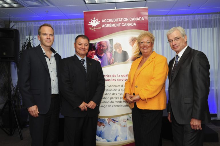 Le directeur général de la Clinique d’ophtalmologie IRIS, Benoît Cécyre, et le président-directeur général d’IRIS, le Groupe visuel, Dr Francis Jean lors de la cérémonie d’accréditation par Agrément Canada. Cet organisme indépendant agréé par l' International Society for Quality in Health Care favorise l'excellence dans les soins de santé au Canada et à l'étranger depuis 1958. Également sur la photo Monique Marcoux, spécialiste en Agrément chez Agrément Canada, et l’animateur de la cérémonie Guy Mongrain. (Photo: Courtoisie)