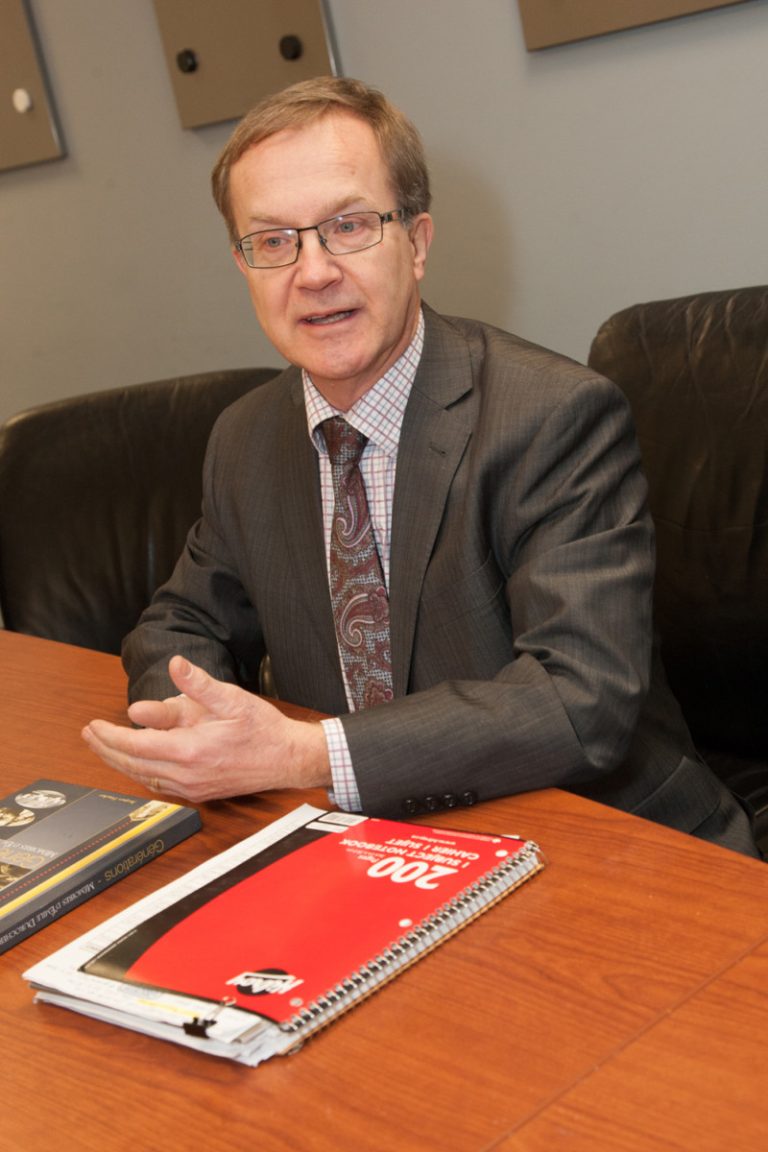 Jacques Foucher veut mettre des bâtons dans les roues de la collusion Spécialisé en droit municipal, Jacques Foucher connaît bien l'administration municipale puisqu'il est greffier de la ville de Joliette.