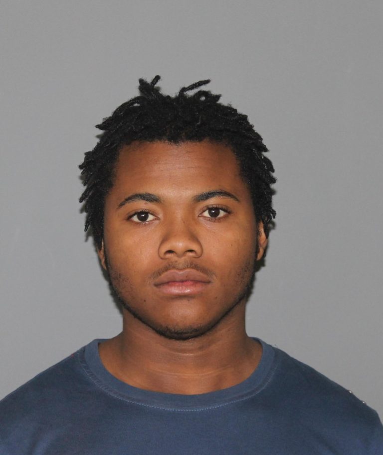 Victimes de James Etienne recherchées En juin et juillet 2014, James Étienne agissait comme proxénète d’une jeune fille et l’incitait à se prostituer à Laval. (Photo gracieuseté police de Laval)