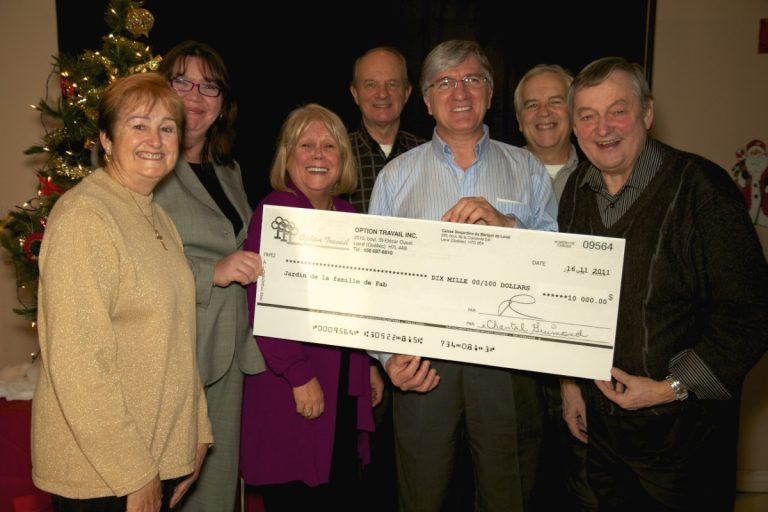 Sur la photo, on reconnaît, dans l’ordre habituel Huguette Vendette Courville, membre du comité d’administration au Jardin, Chantale Guimond, du comité d’administration d’Option Travail, Jeannine L’Archevêque, directrice générale au Jardin, Michel Larcheque, membre du comité d’administration au Jardin, Richard Longval, président d’Option travail Marc Lambert, administrateur au Jardin et André Beauchamp, président du Jardin. (Photo: Courtoisie)