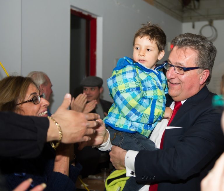 Jean Rousselle conserve son siège de député dans Vimont La joie se lisait sur le visage de Jean Rousselle à son arrivée à son local électoral, quelques minutes après avoir été réélu dans le comté de Vimont.