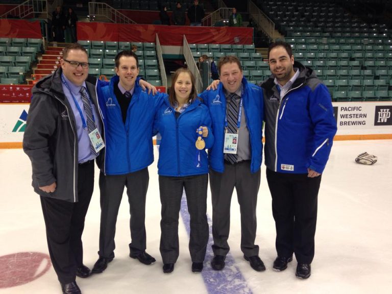 Stéphanie Poirier contribue au succès du Québec aux Jeux du Canada Stéphanie Poirier tient la médaille d'or. Elle est entourée d'Éric Hurtubise (coordonnateur du Hockey féminin à hockey Québec), Daniel Continelli, adjoint, Pascal Dufresne, entraîneur-chef et Maxime Joyal, entraîneur des gardiennes.