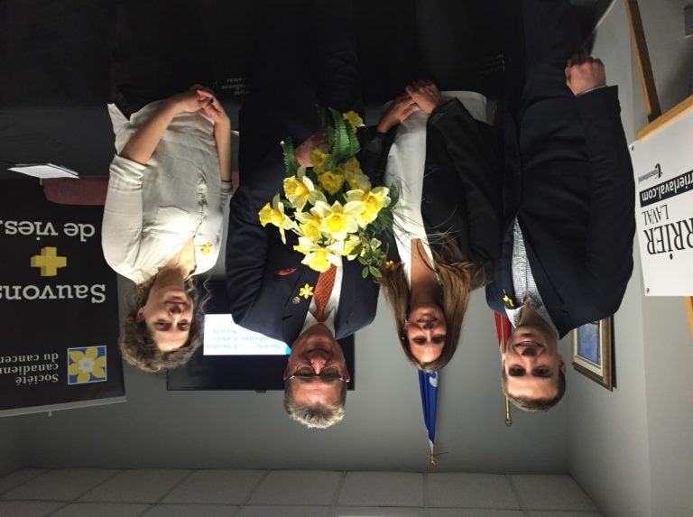 Offrir des fleurs et soutenir la recherche sur le cancer Jean Habel, député de Sainte-Rose, Annick Ouellette coordonnatrice au bureau régional Laval/Lanaudière/Basses-Laurentides à la SCC, Jean Rousselle, député de Vimont, et Patricia Labelle, agente de développement.