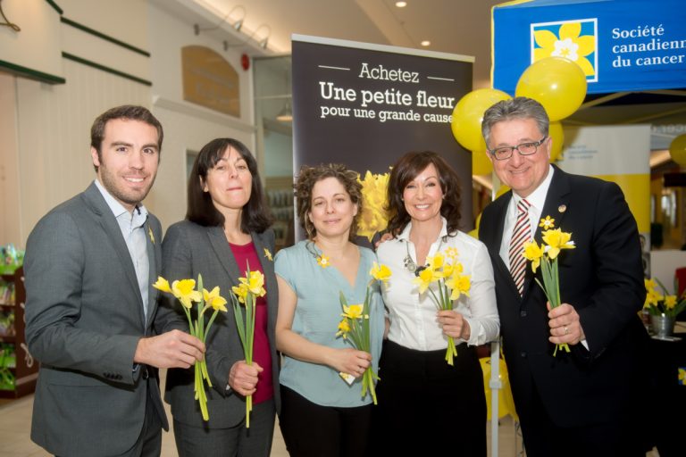 Jean Habel et Jean Rousselle, respectivement députés de Sainte-Rose et Vimont, entourent Esther Guay, directrice régionale de la SCC, Patricia Labelle, agente de développement senior pour la SCC, et Josée Boudreault, animatrice et porte-parole de la campagne.
