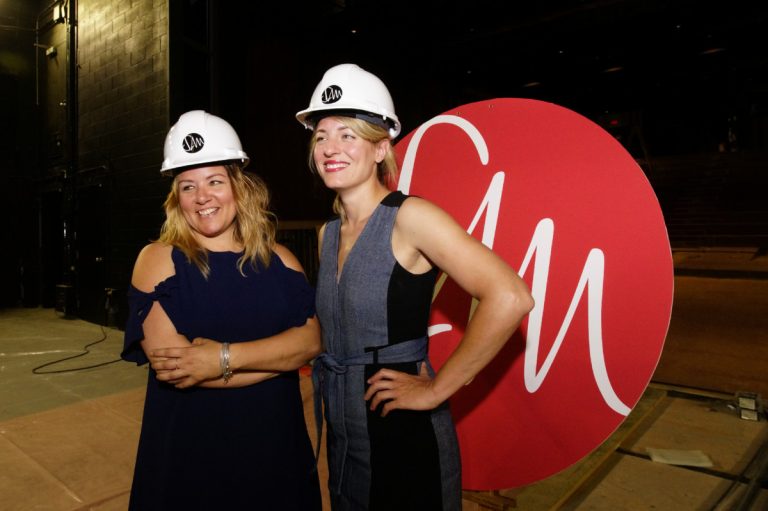 Julie Perron, directrice générale de la Corporation de la salle André-Mathieu, et Mélanie Joly, ministre du Patrimoine canadien, étaient heureuses de cette annonce qui complète le budget alloué aux rénovations majeures de la plus importante salle de spectacle lavalloise.(Photo TC Media - Mario Beauregard)