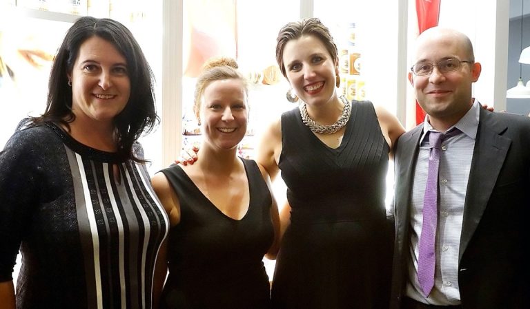 C'était jour d'inauguration, le 10 octobre dernier… Caroline Thibodeau, conseillère en solutions média, Courrier Laval; Joanie Patenaude, gérante, Juliette & Chocolat Centropolis; Juliette Brun, la vraie Juliette fondatrice; Lionel May, son conjoint et cofondateur.