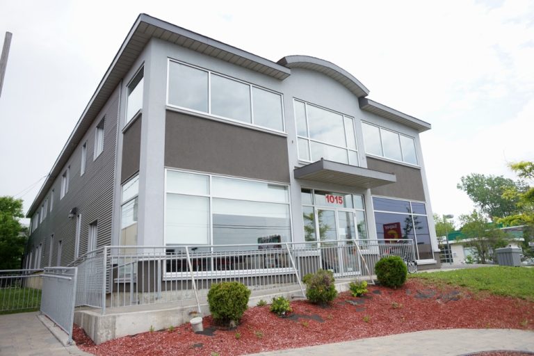 50 000 $ pour loger des sans-abri Inauguré il y a trois ans, le centre d'hébergement communautaire L'Aviron loge au 1015, boul. des Laurentides, à Pont-Viau.