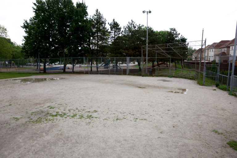 La Ville cède un parc de baseball pour l’agrandissement d’une école Ce parc de baseball fera place à un 2e pavillon pour l'école primaire L'Orée-des-Bois, à Fabreville.